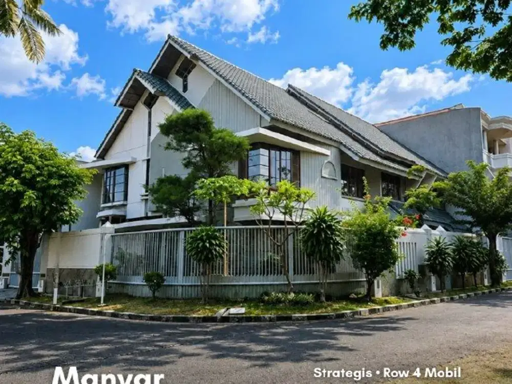 Rumah Manyar Tompotika Strategis • Row 4 Mobil
