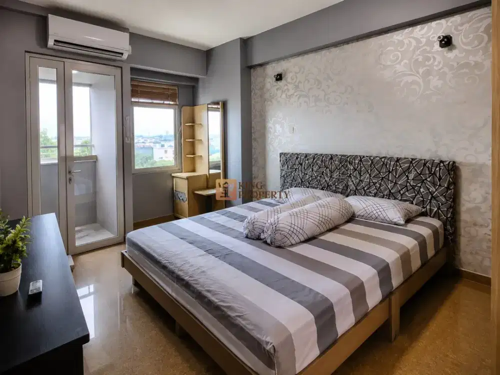 Disewakan Studio Green Bay Pluit – Modern Bedroom Studio with Red Vanity  Pool View Dekat Baywalk Mall Jakarta Utara