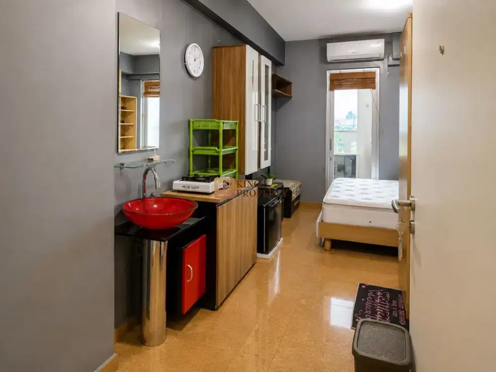 Green Bay Pluit Studio 21m² Modern Interior with Red Vanity Pool View Dekat Emporium Mall & Pluit Village