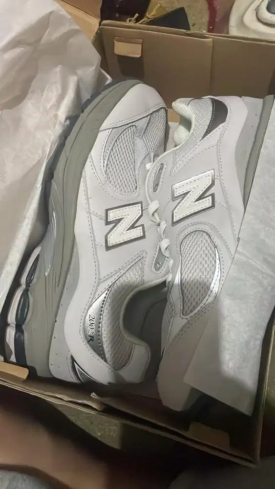 Sepatu NB 2002r