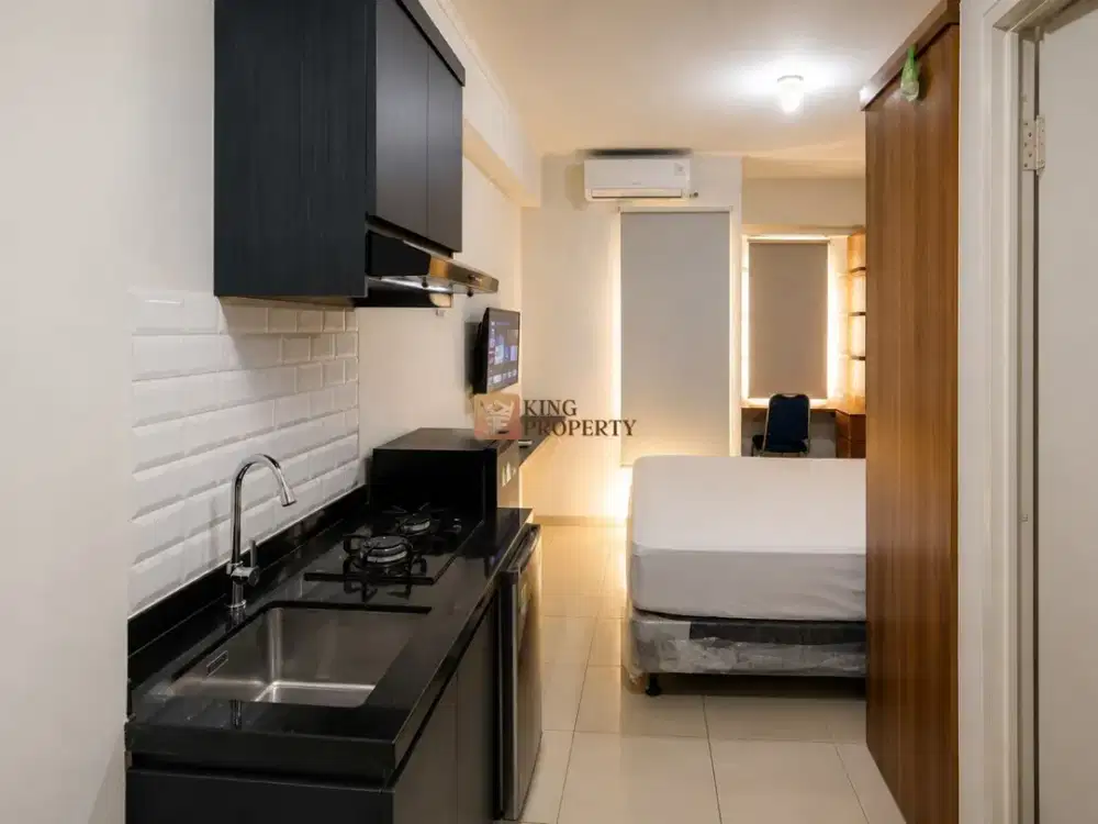 Disewakan Studio Green Bay Pluit 21m² Minimalist Bedroom with Warm Wood Accents Dekat Baywalk Mall Jakarta Utara