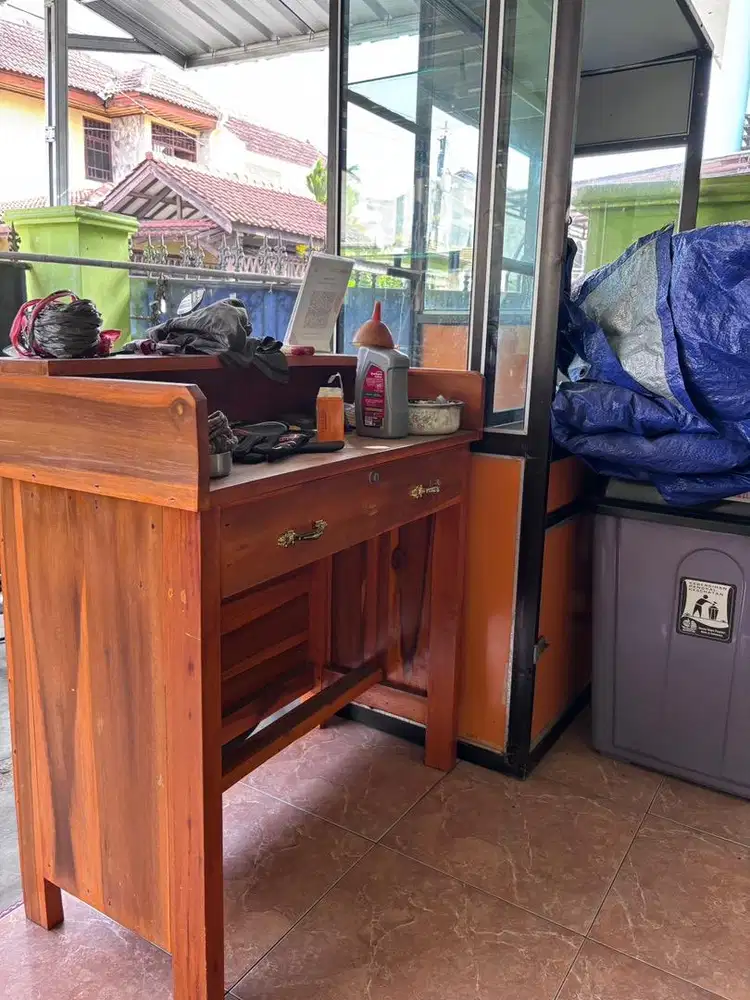 Meja kasir kayu