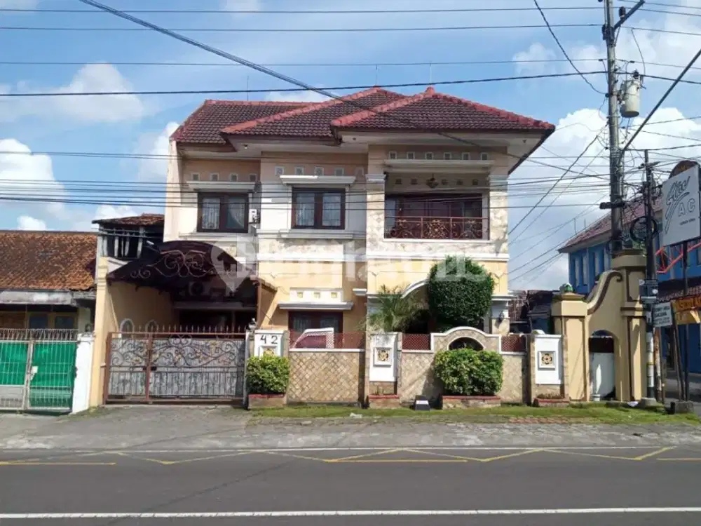 RUMAH BESAR 2LT LOKASI STRATEGIS PINGGIR JALAN ASPAL DEKAT  XT SQUARE UMBULHARJO