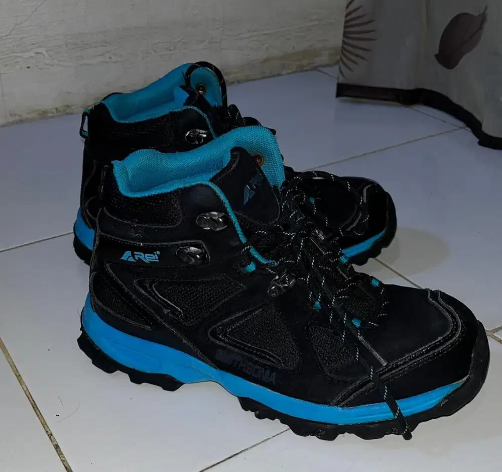 sepatu hiking wanita