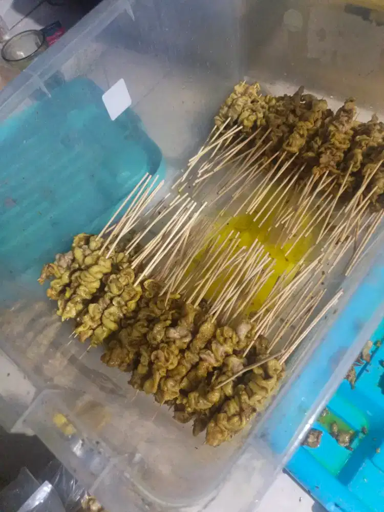 Di butuh kan buat nusuk sate kulit