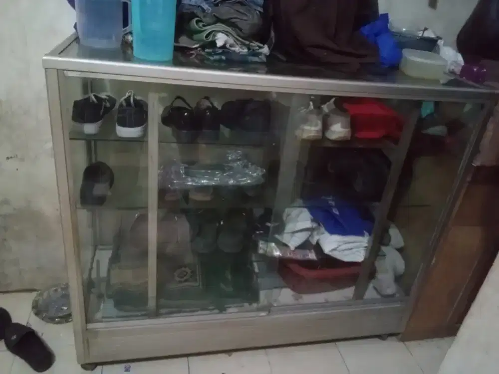 Etalase kaca putih