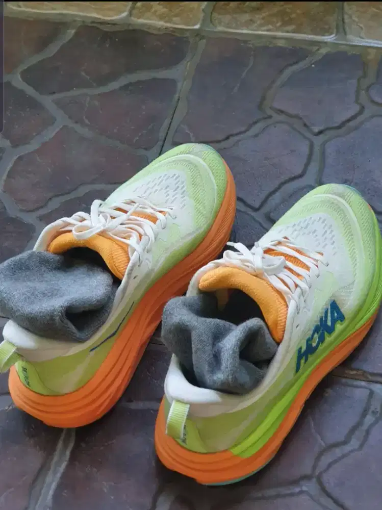Sepatu lari pria