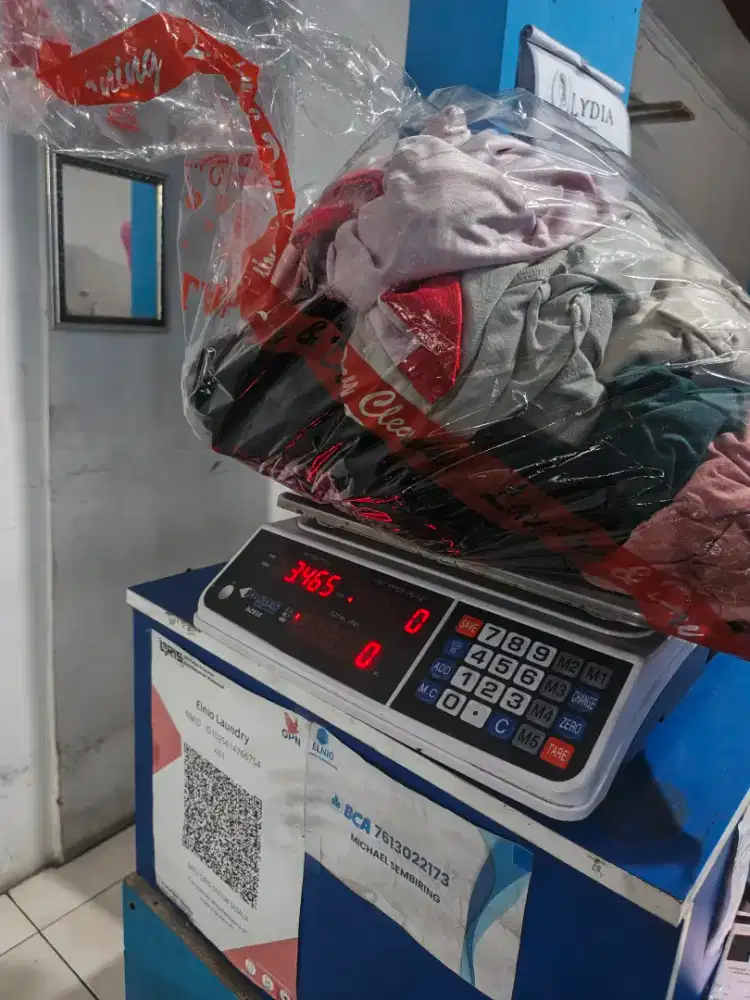 Staf laundry cuci gosok