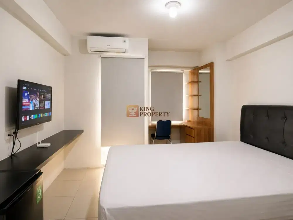 Disewakan Studio Green Bay Pluit Minimalist Bedroom with Warm Wood Accents Walk to Baywalk Mall Dekat Bandara & Tol