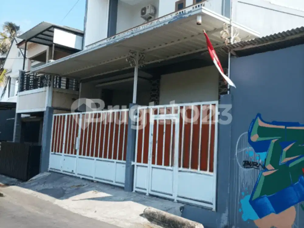 RUMAH CANTIK 3 LANTAI DI JL.  PALAGAN