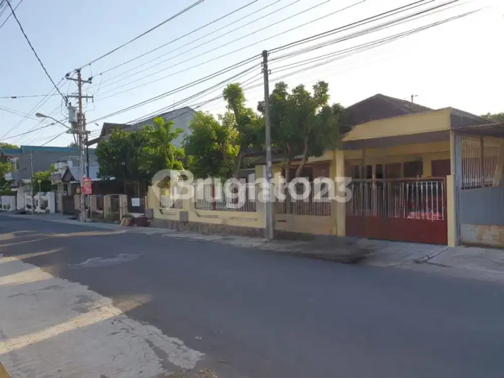 RUMAH DI LINGKUNGAN EKSKLUSIF