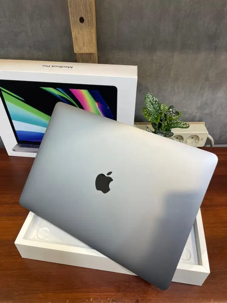 Macbook Pro M1 13inch 8/512GB Grey Lengkap