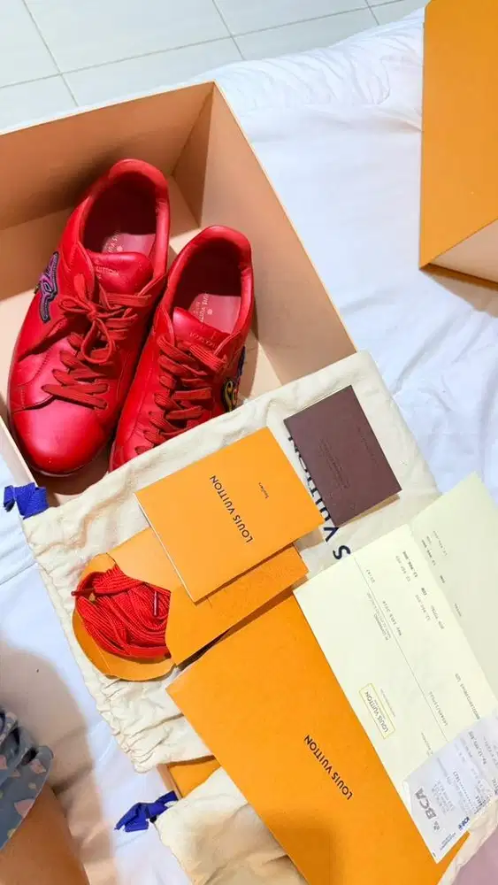 Sepatu lv red monocrom