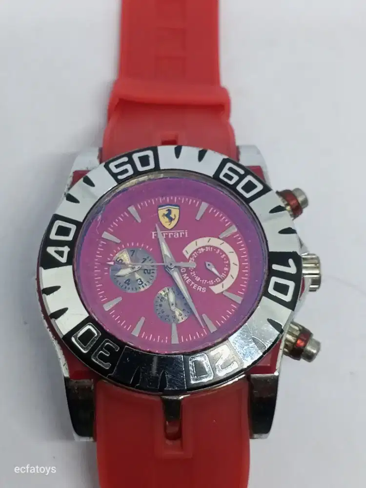 Jam Ferrari jarang ada warna merah