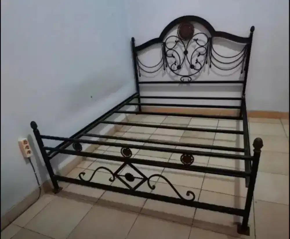 Ranjang besi tempa 160 x 200 istimewa bagus