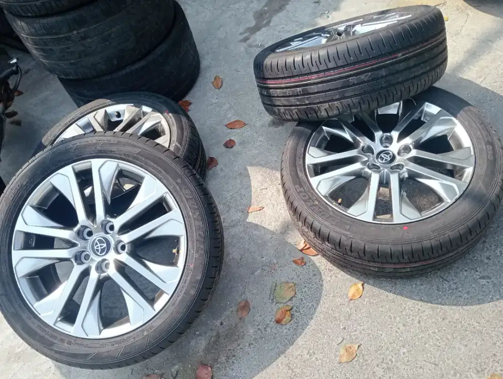 Jual velg oem Innova  zenix r18 plus ban masih kayak baru