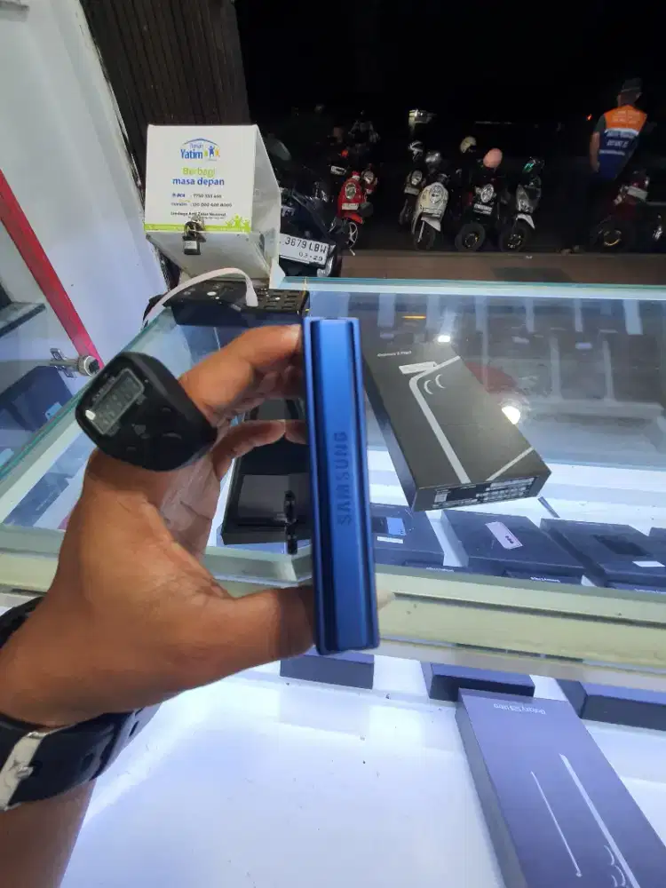 Samsung z flip 7 12/256 like new