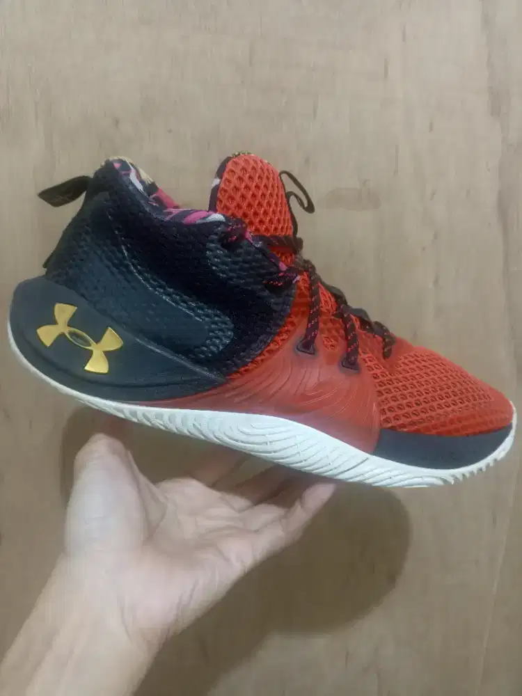 SEPATU UNDER ARMOUR EMBIID ONE CNY SIZE 44