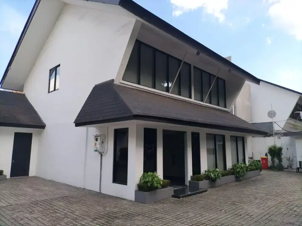 Disewakan Rumah di Area Premium Pakubuwono Jakarta Selatan