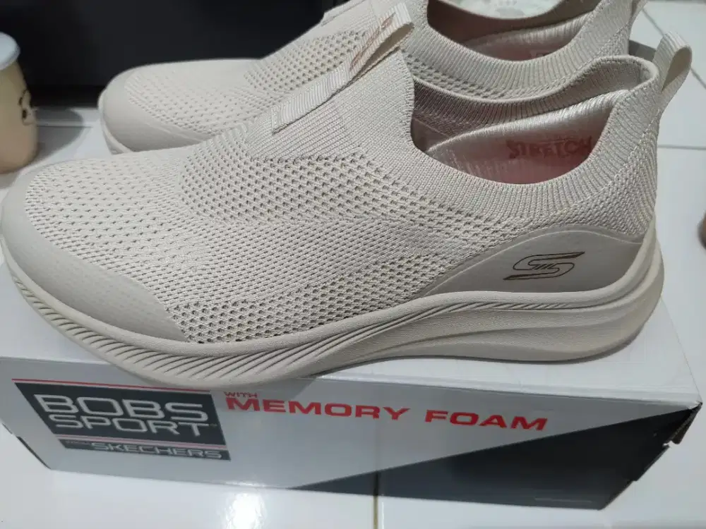 Sepatu skechers wanita ukuran 39
