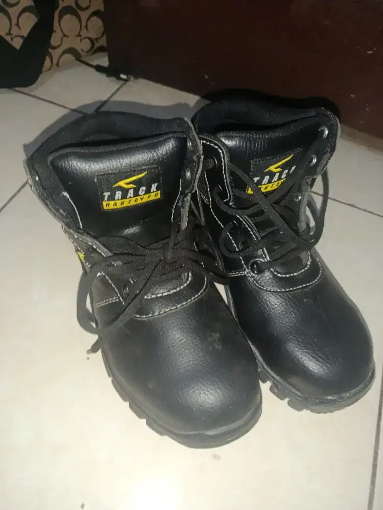 sepatu safety merek track model raktayoo