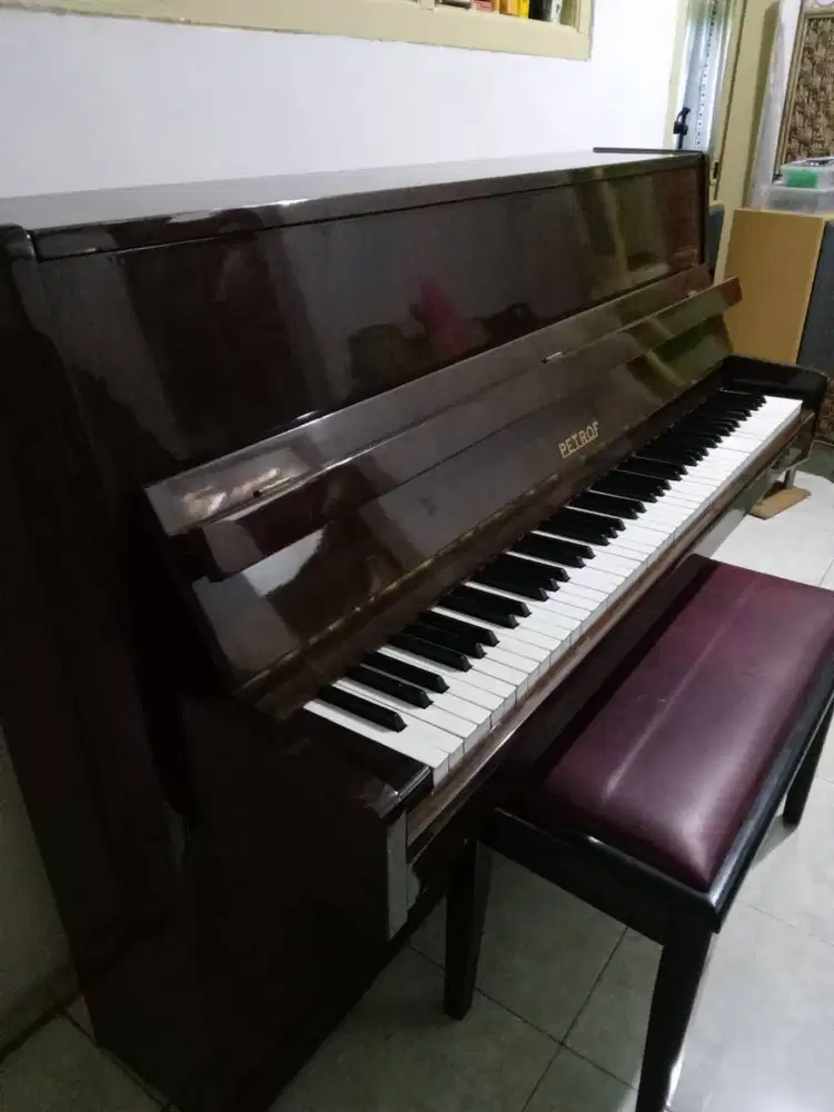 Piano Upright Merk Petrof