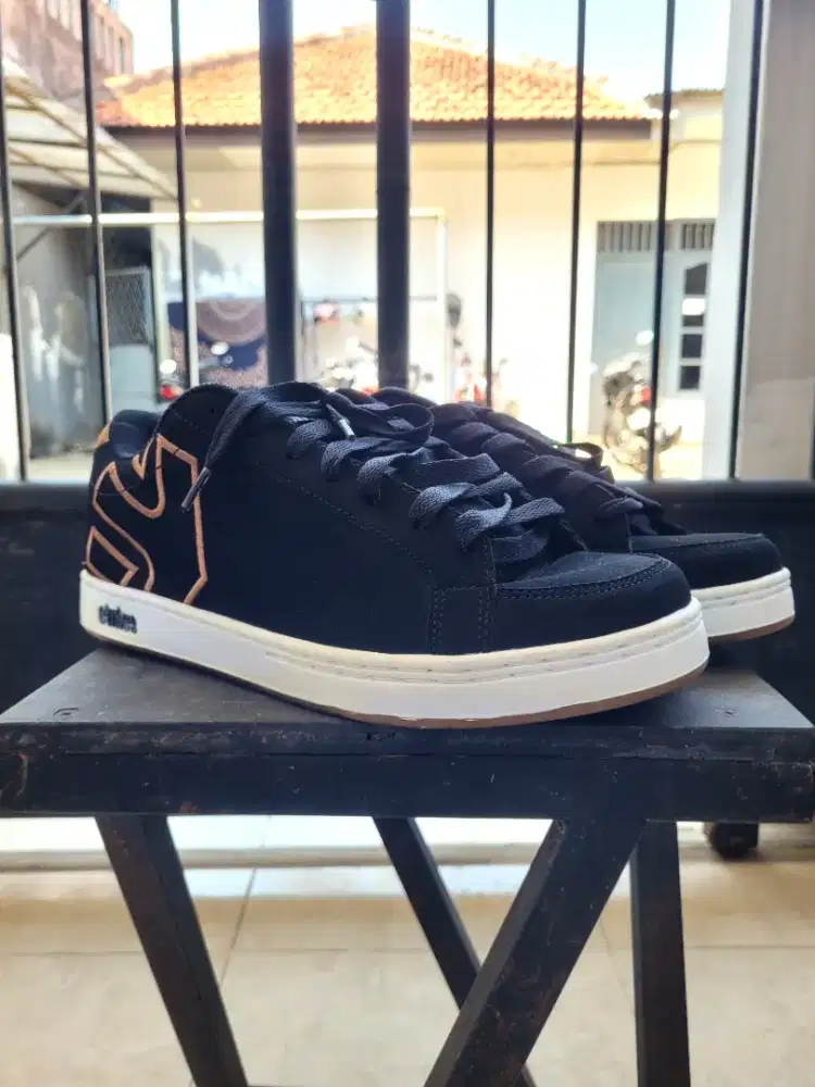 Sepatu skate etnies kingpin 2