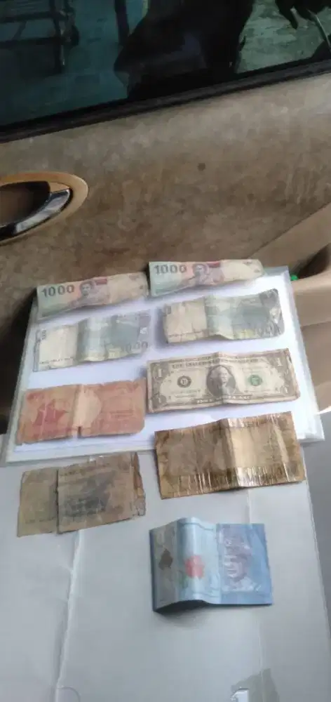 Di jual uang kertas model dulu ,jadul  murah aja wa dan hp