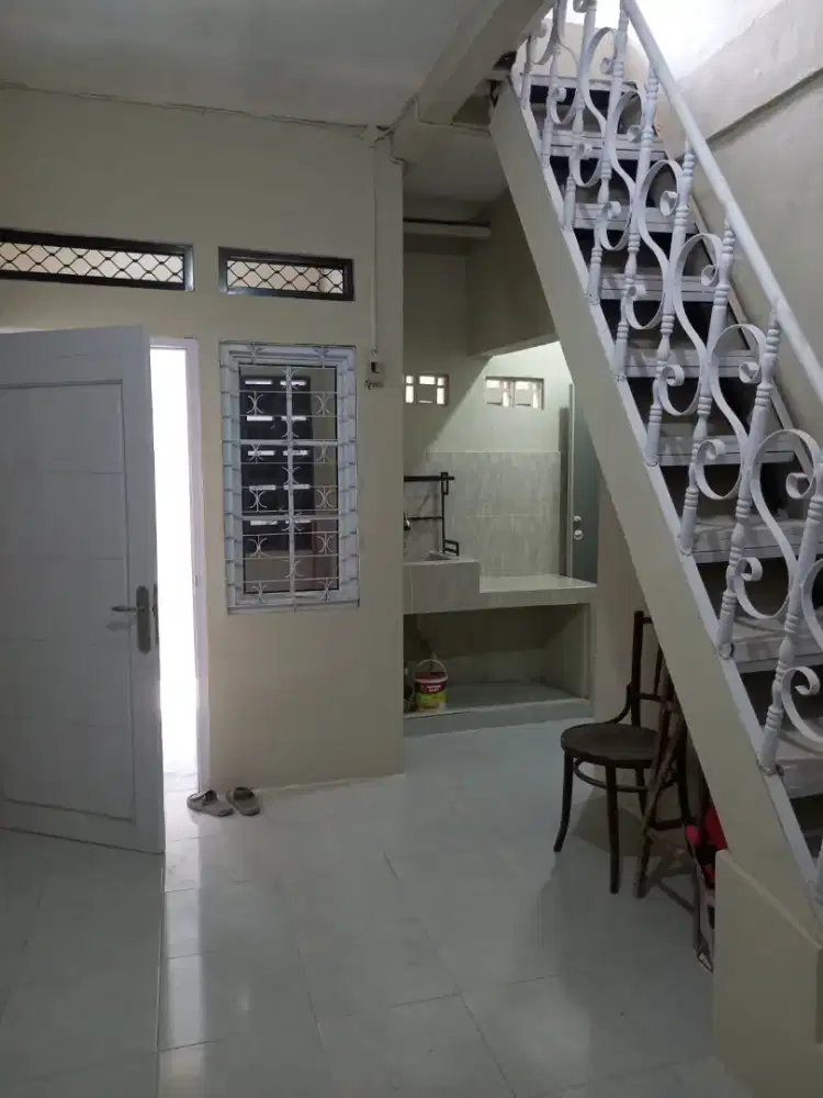 Dikontrakan rumah di cempaka putih 2 lantai