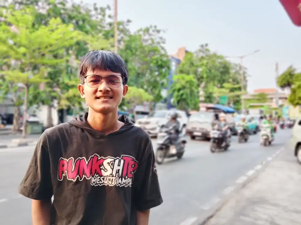 Nyari loker di belakang lokasari
