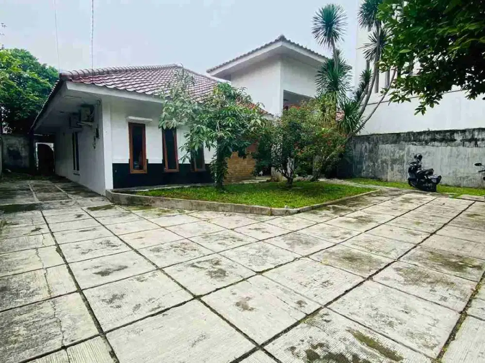 Rumah luas asri plus kolam renang di Kebagusan