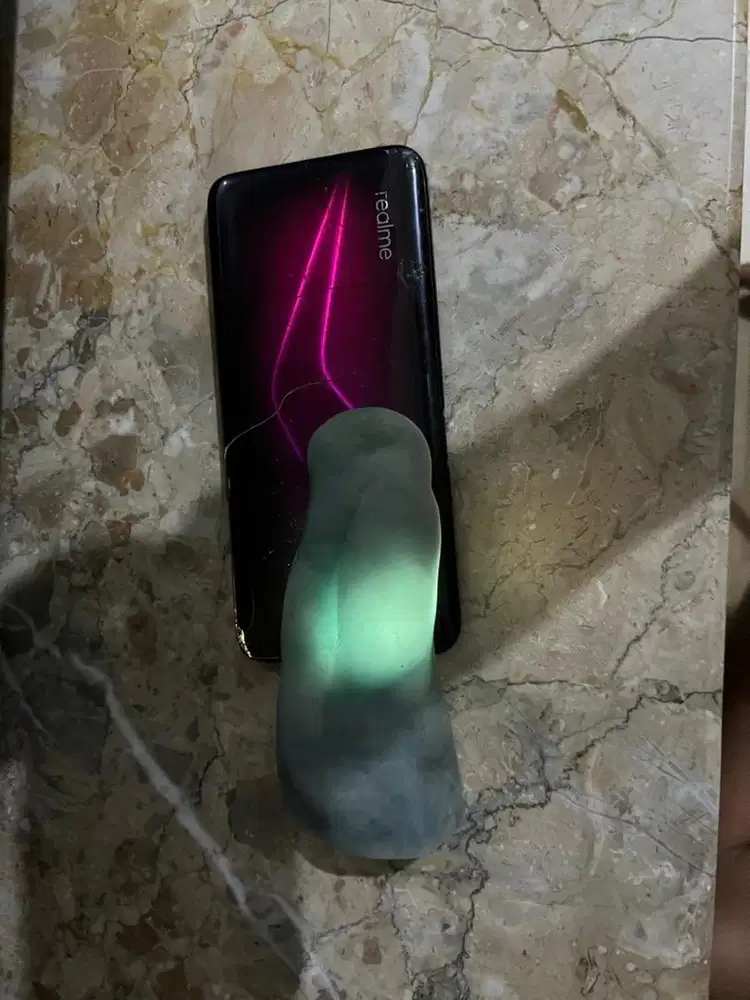 Giok asli biru jika di senter
