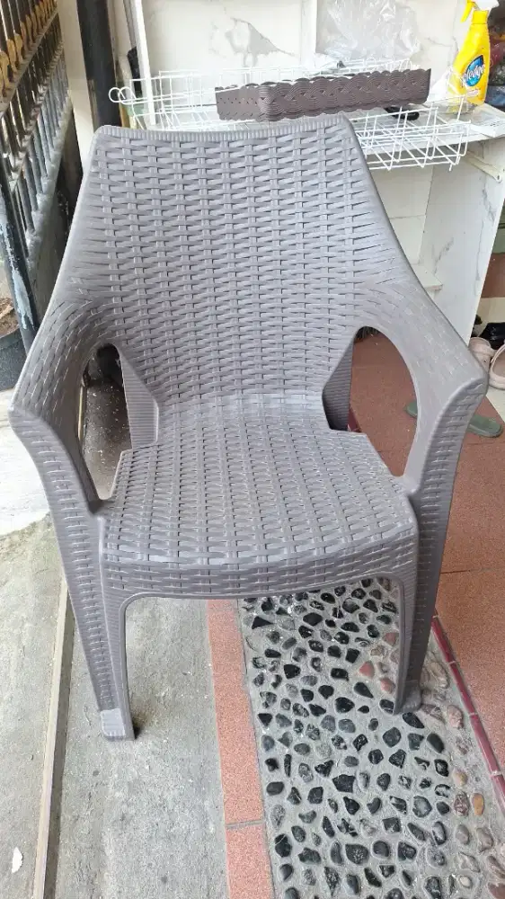 Dijual 2 kursi 1 meja krisbow