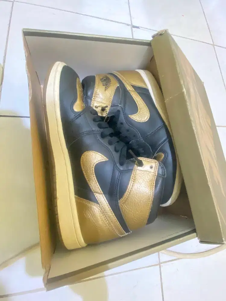 Nike Air Jordan One Retro High OG dalam colorway Black Metallic Gold