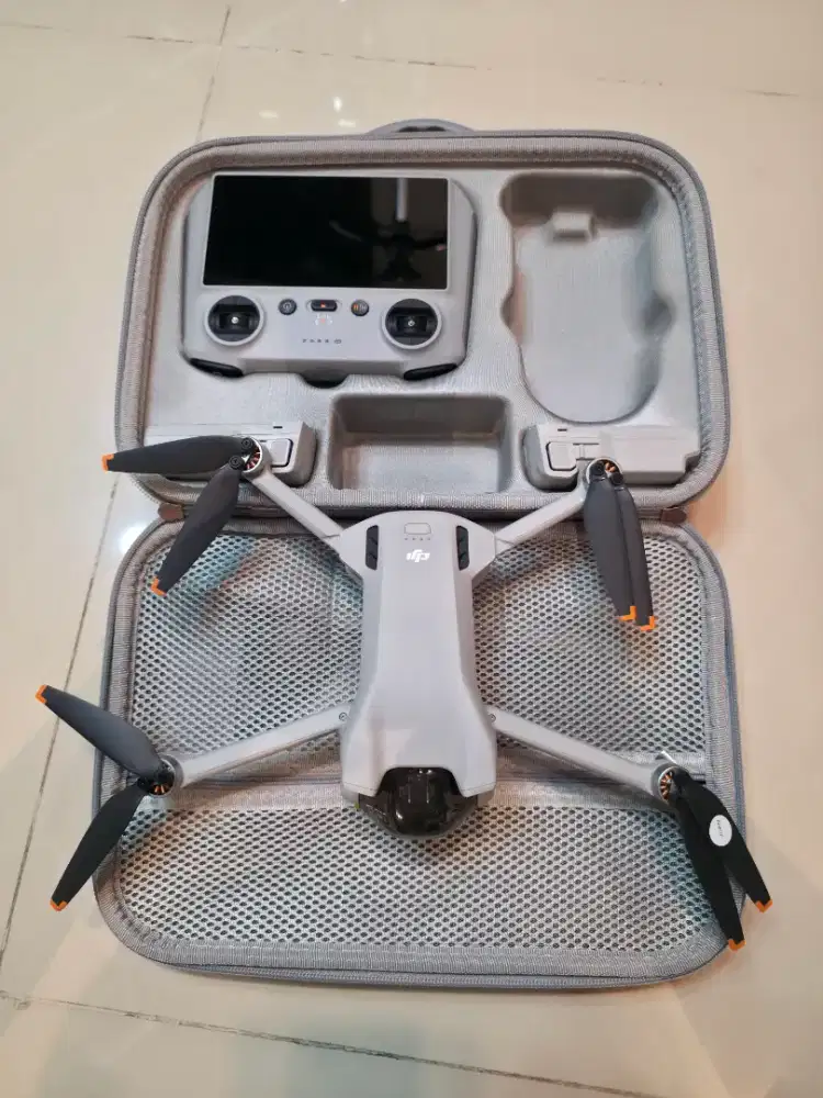 DRONE DJI MINI 3 - 4K RC LAYAR LIKE NEW - Plus tas baterai 47 mnt dll
