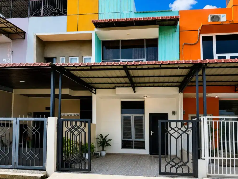 RUMAH HUNIAN 2 1/2 LANTAI SIAP HUNI SHM - LOKASI STRATEGIS DAN AMAN