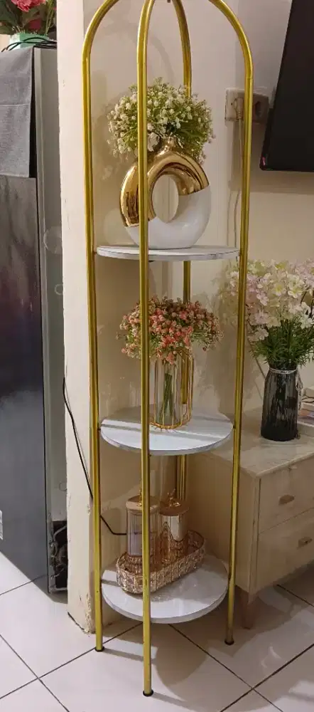 Rak pajangan warna gold