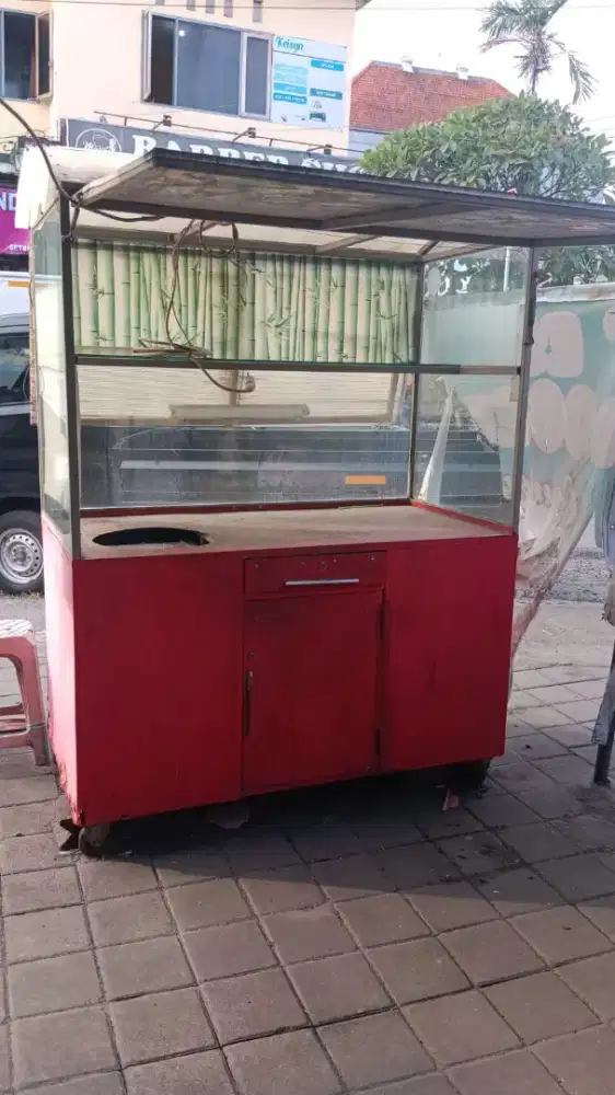 Gerobak atau etalase jualan makanan