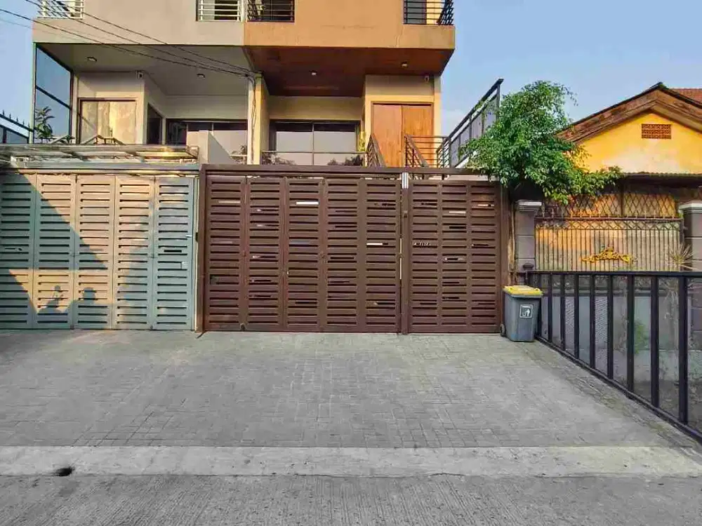 Rumah modern di pondok Bambu 3 lantai semi furnished bebas banjir