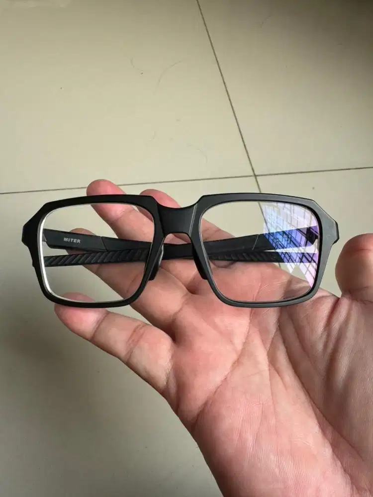 WTS: OAKLEY Miter kacamata