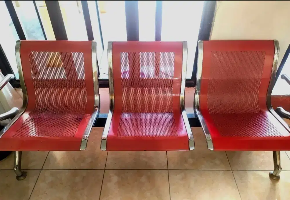 Kursi Besi Stainless Steel Tiga Sandaran duduk
