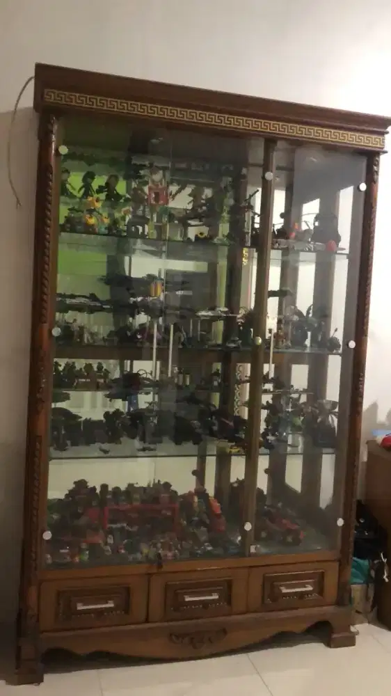 Lemari pajangan 3 pintu kaca
