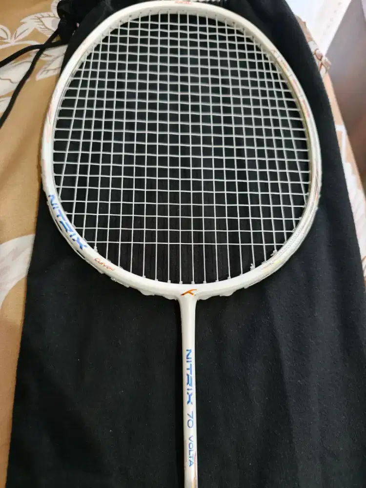 Raket badminton hundred nitrix 70 volta 4u