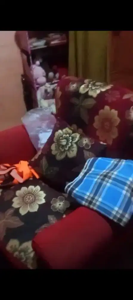 dijual sofa warna merah