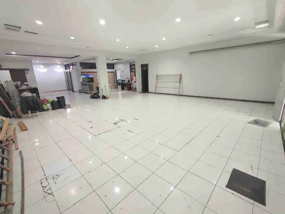 Showroom + Rumah (Bisa untuk kantor, cafe resto, dll) di Jl.Srimahi, Bandung.