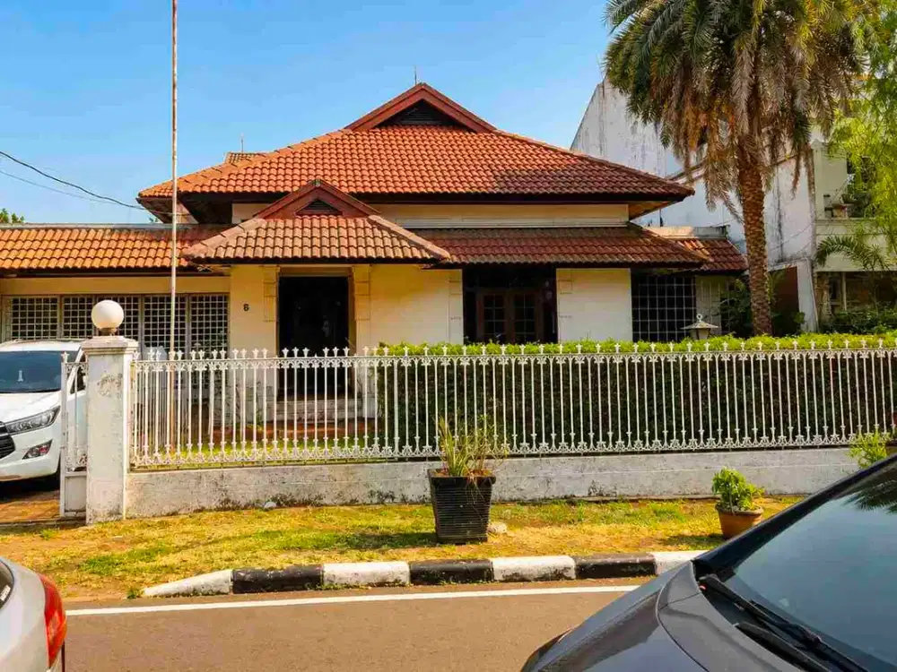 Rumah mewah 2 lantai siap huni area strategis di menteng