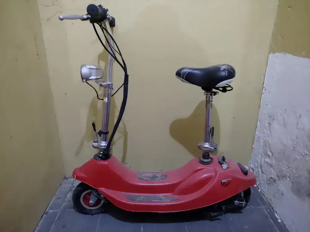 Di jual skuter listrik.
