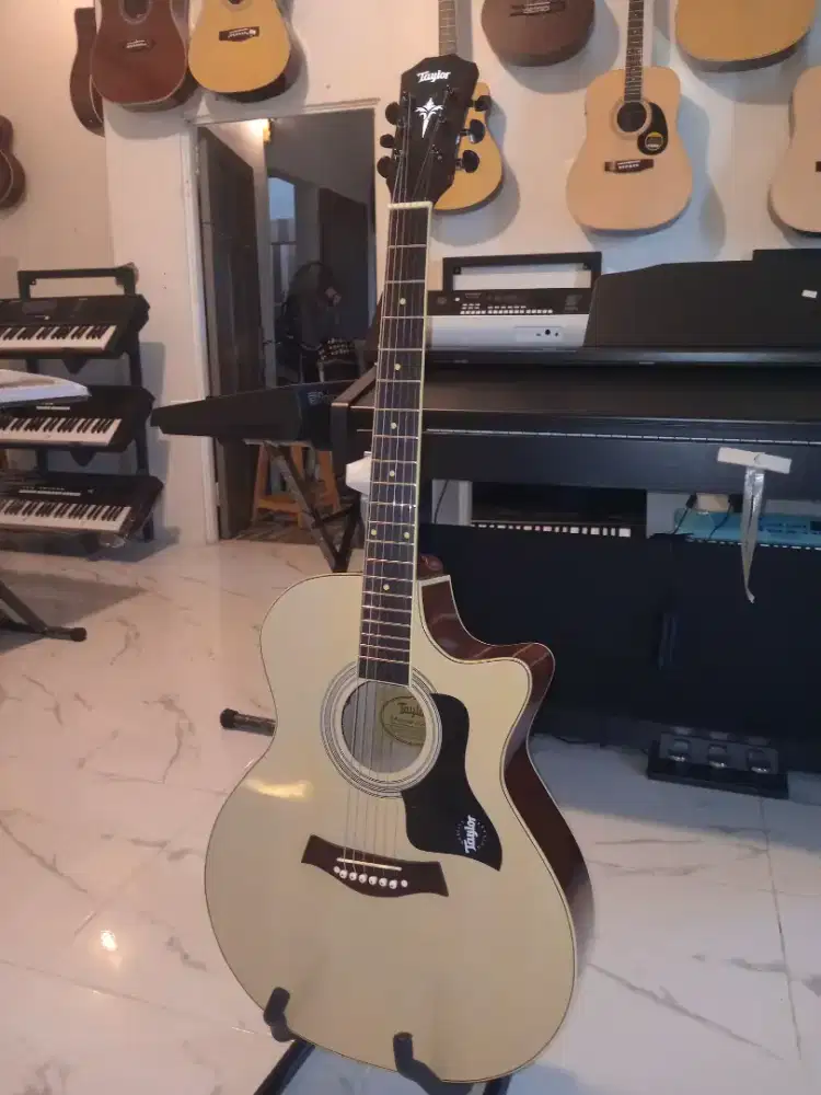 GITAR AKUSTIK TAYLOR PABRIKAN