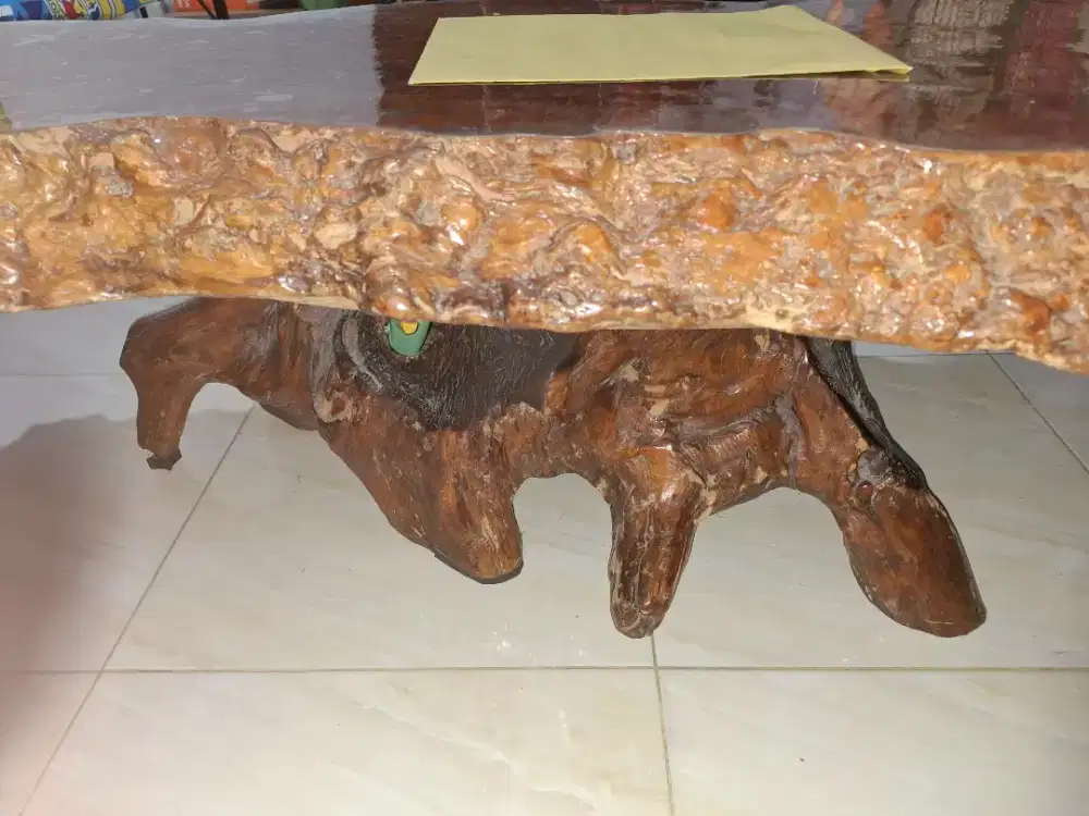 Meja kayu kuno antik
