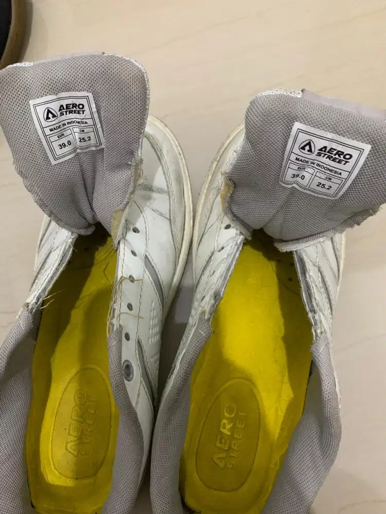 Sepatu aerostreet putih casual ukuran 39